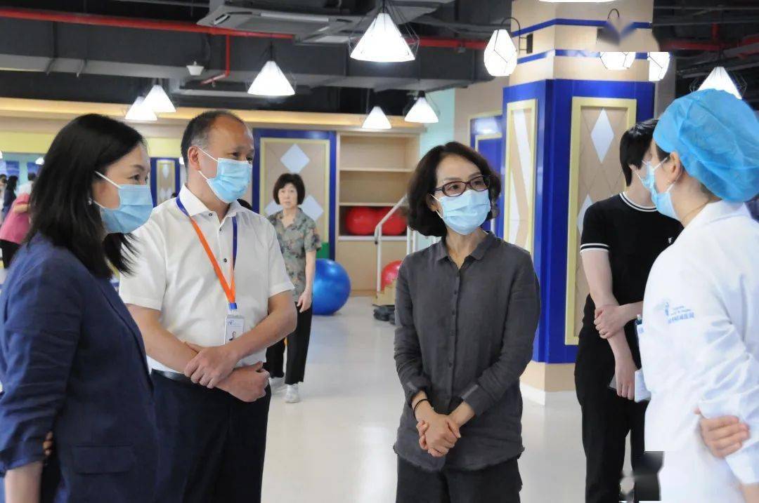 来到闲林街道静林山社区党群服务中心,杨英英实地