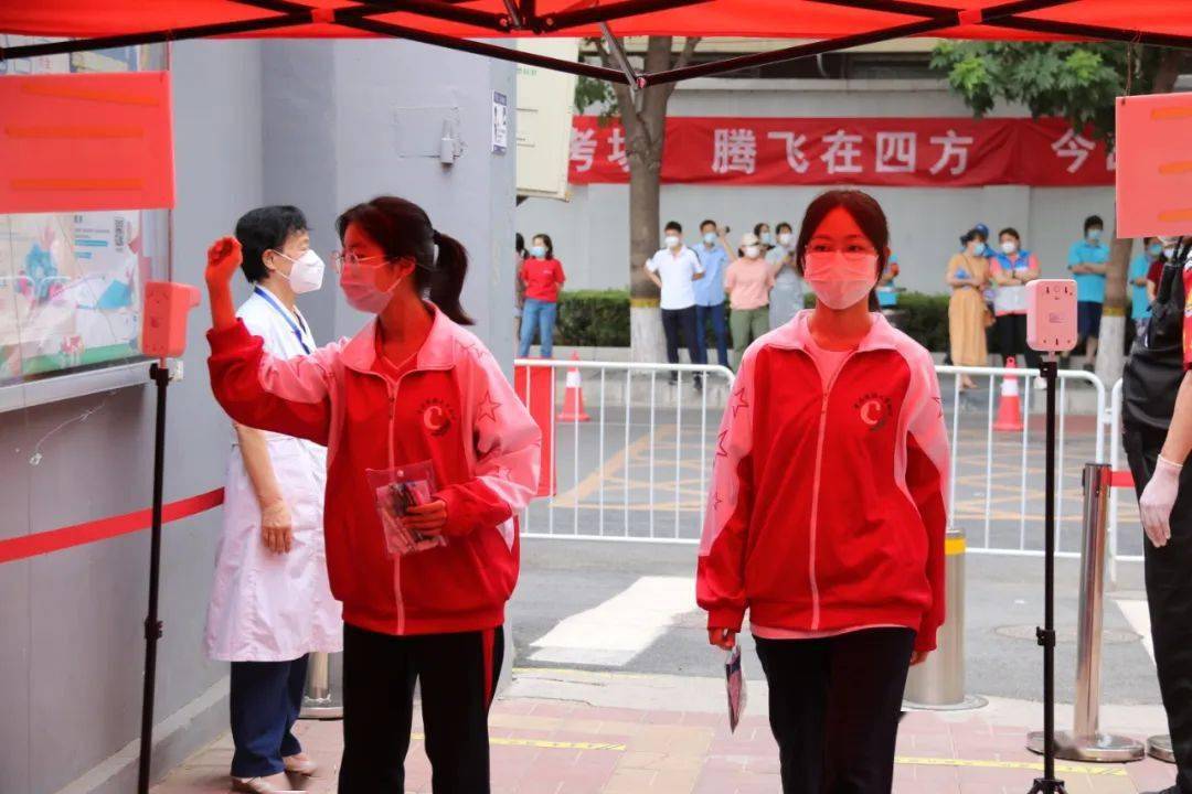 中央民族大学附中考点考生有序进场在人大附中二分校考点的我校考生