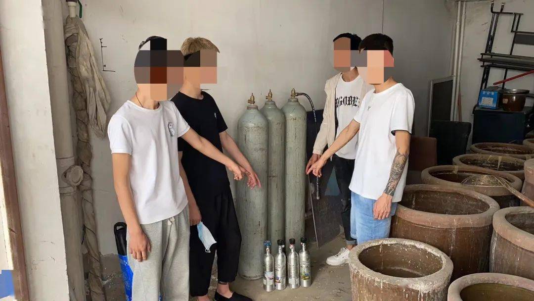 朝阳5名小青年半夜吹气球被警方一并抓获