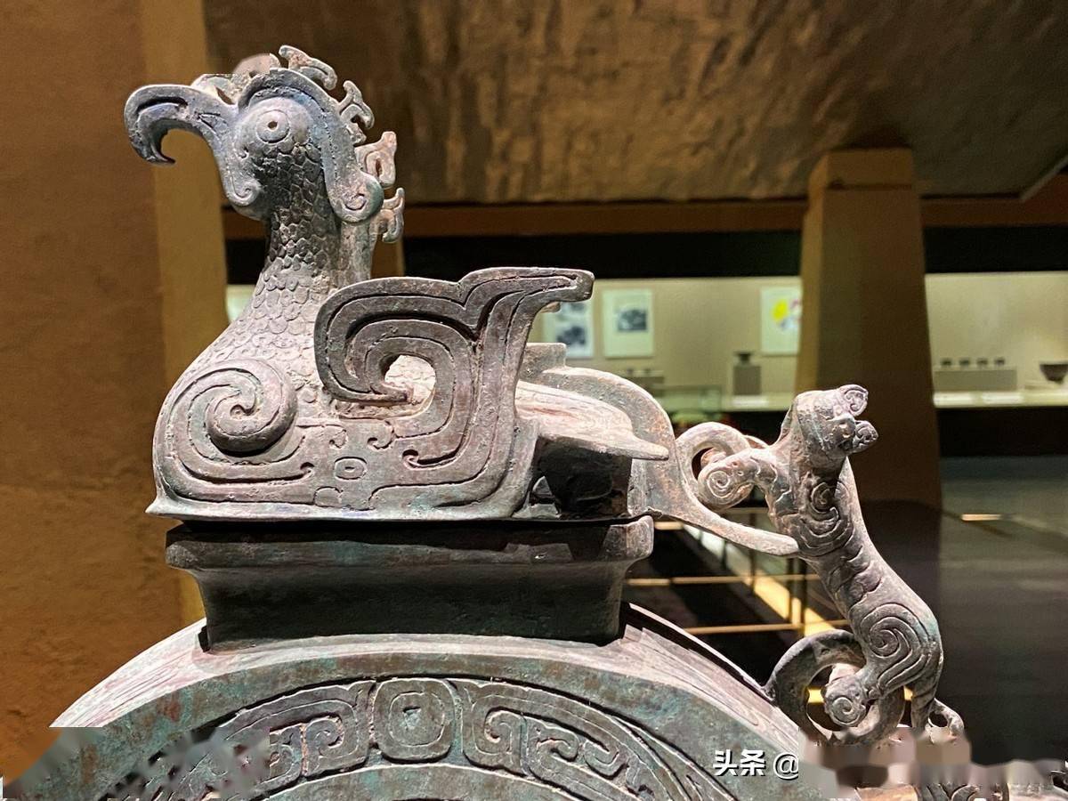 宝鸡:一件构思奇巧的青铜盉_逨盉_老虎_扳手