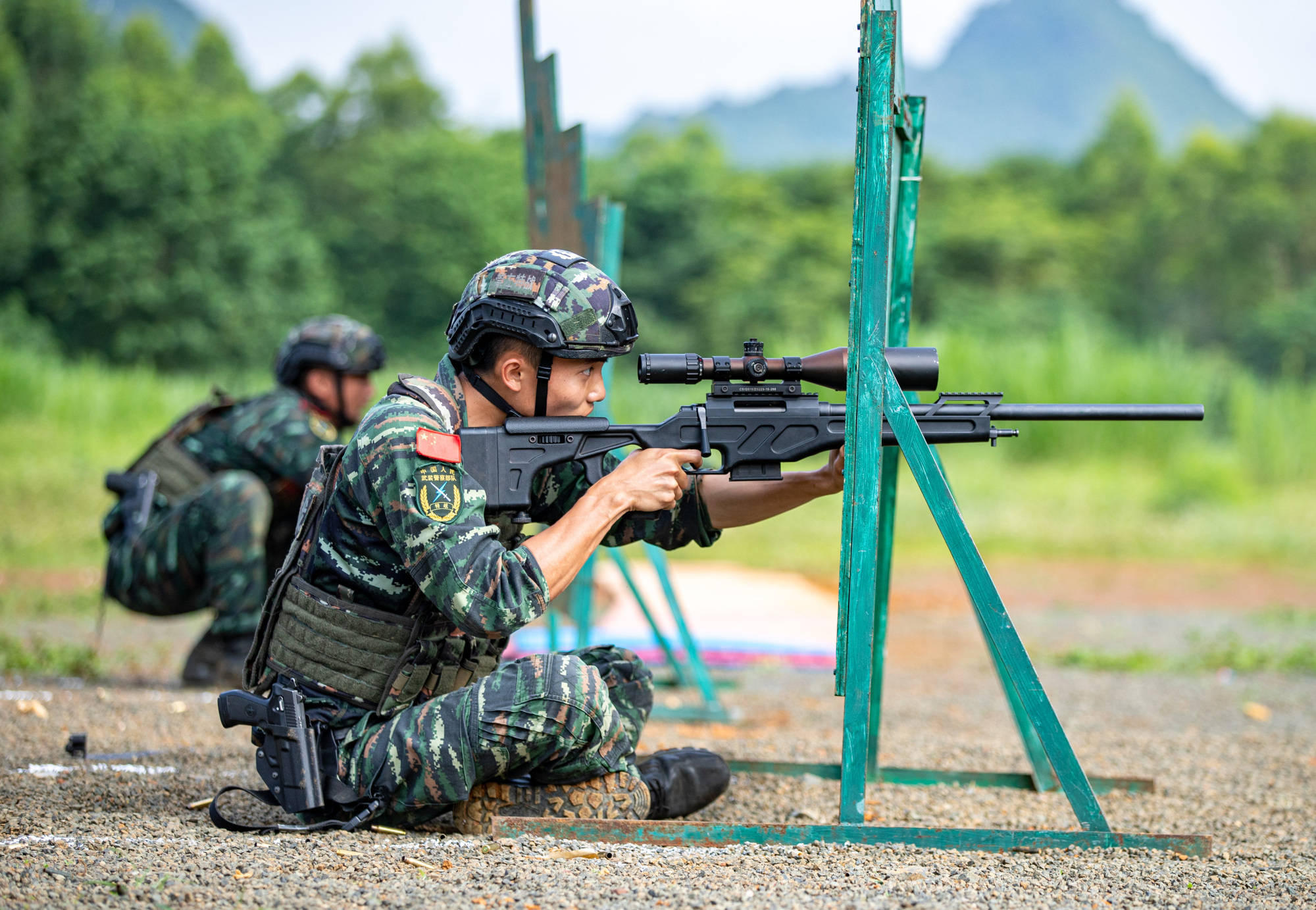 武警广西总队崇左支队组织特战分队展开实弹射击训练