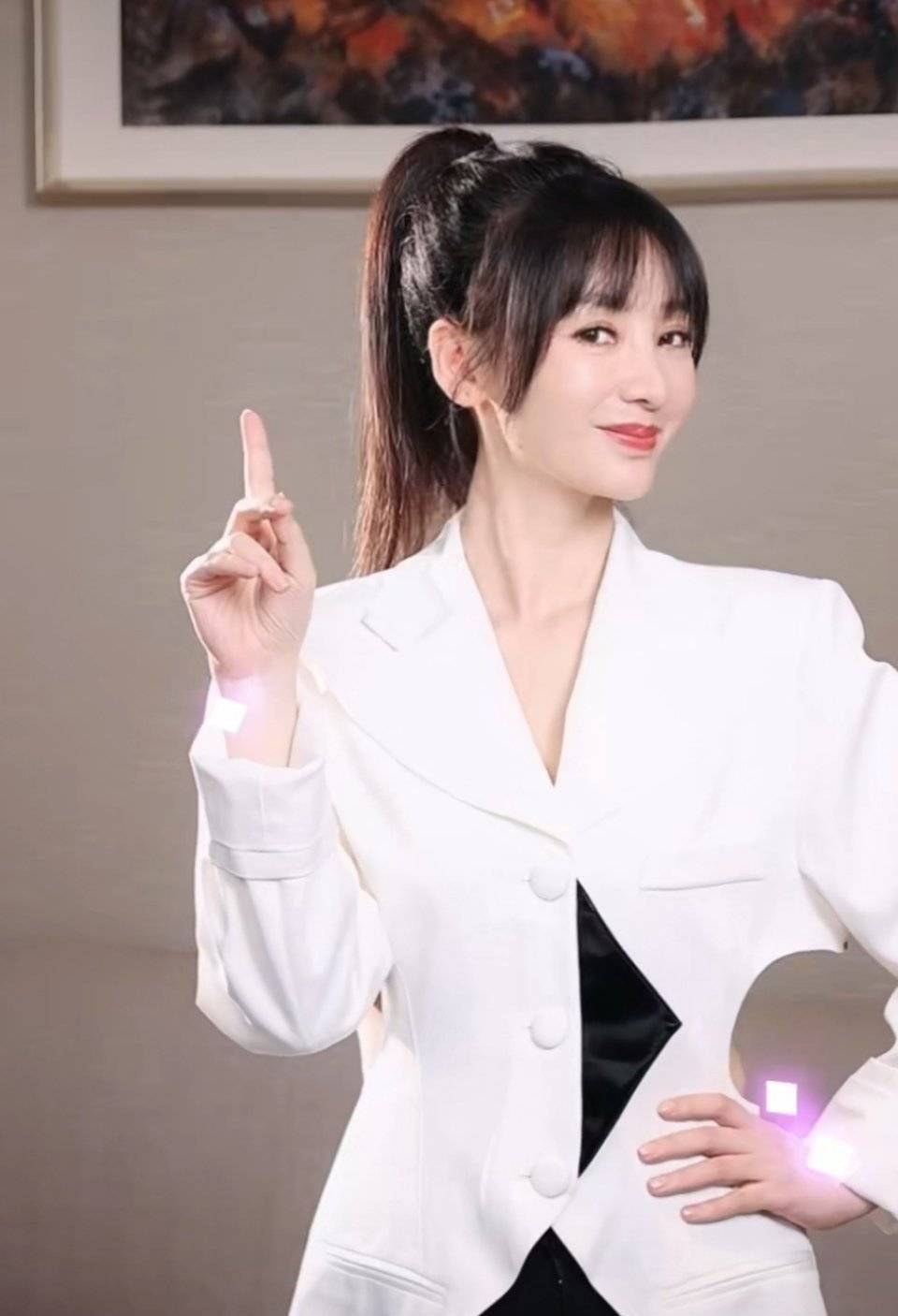 柳岩跳舞好俏皮,身形纤瘦镂空西装空荡荡,网友调侃注意身体别扭着腰