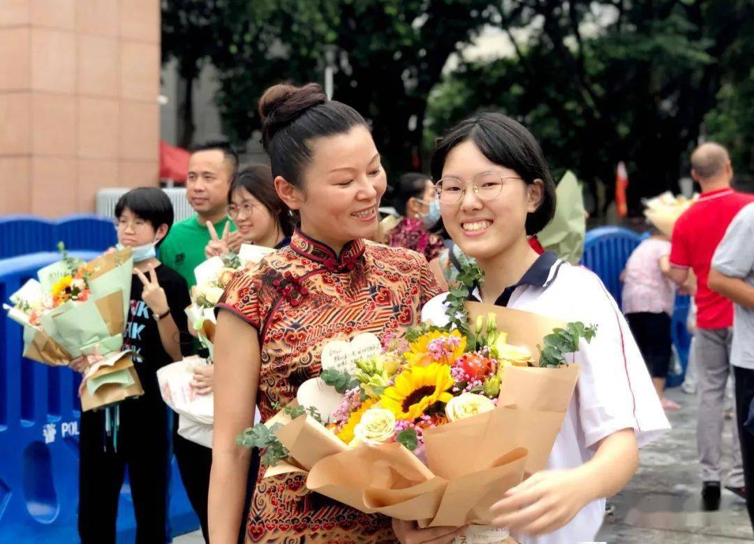 邬晓倩 摄鹤山一中 供图鹤华中学 供图高考结束后问起考生们最想做的