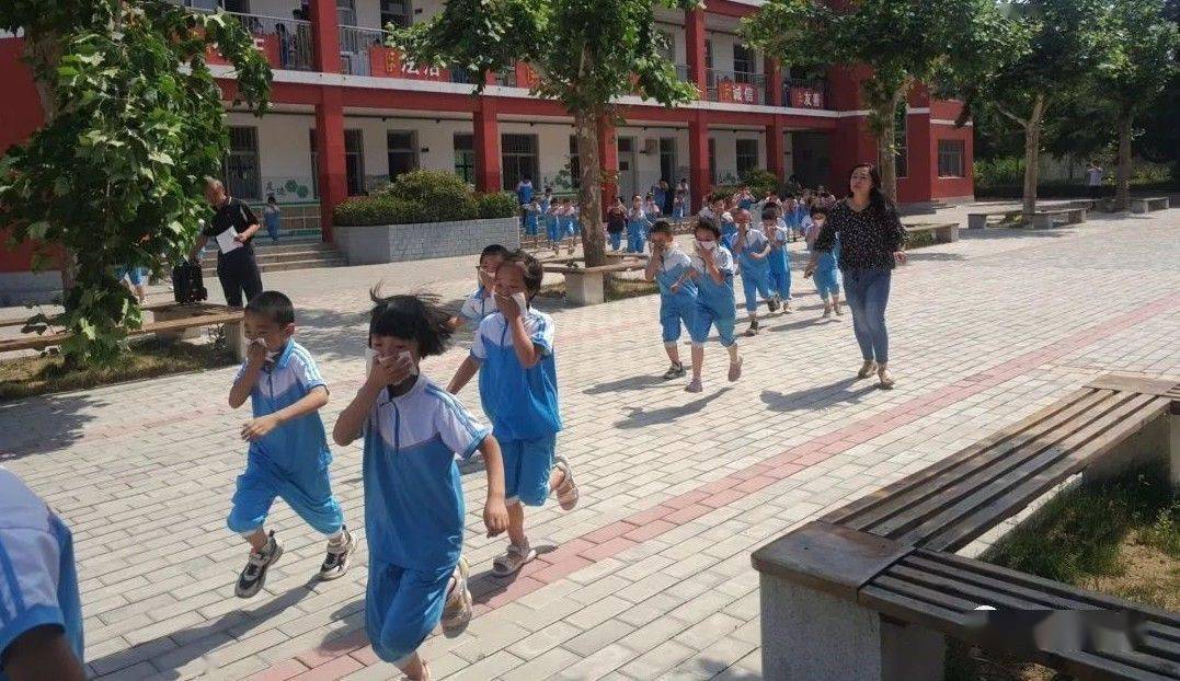 校园时讯警钟长鸣责在肩安全演练筑防线安城小学开展防火防震安全演练