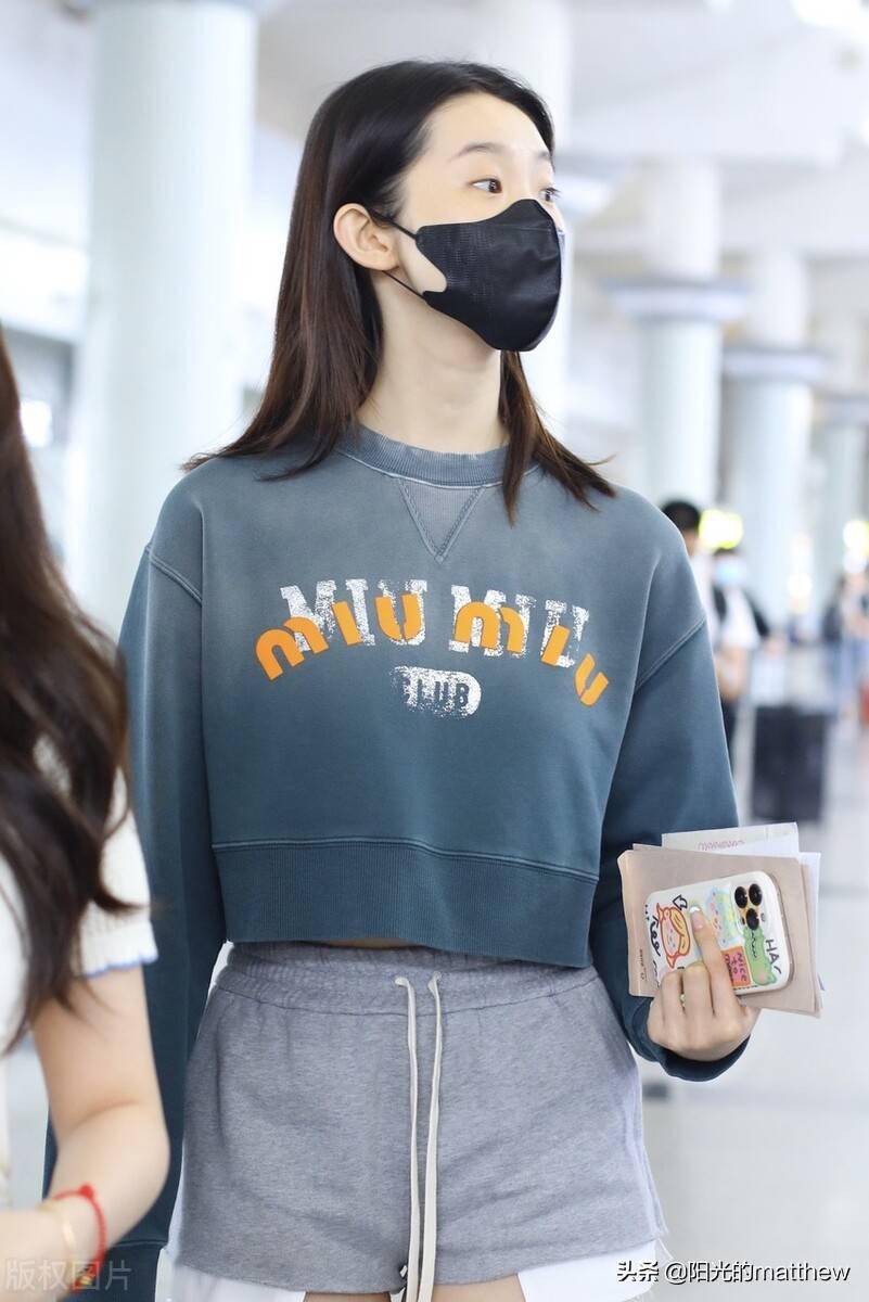 街拍张艺凡字母印花卫衣白色运动鞋青春洋溢