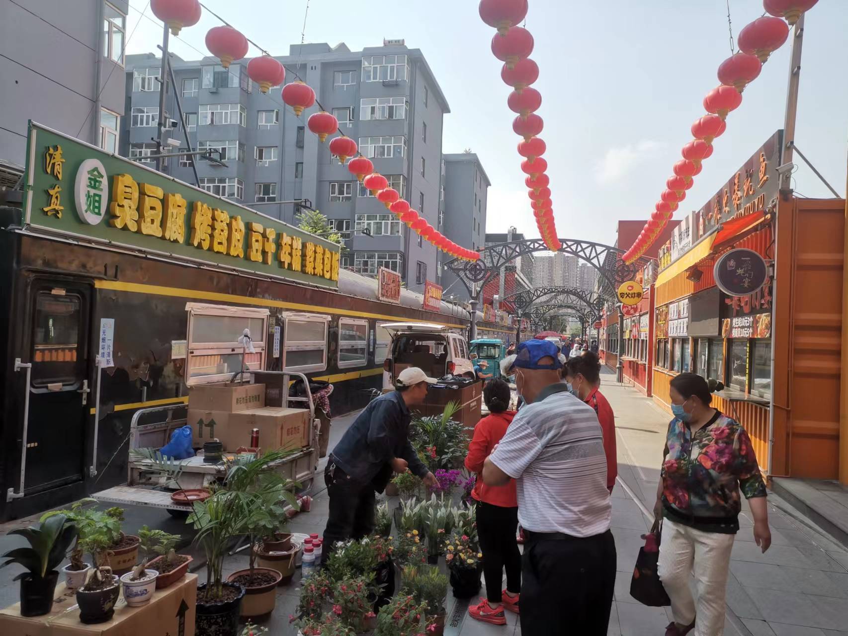 网红地标燃起城市烟火气便民早市开进老火车步行街