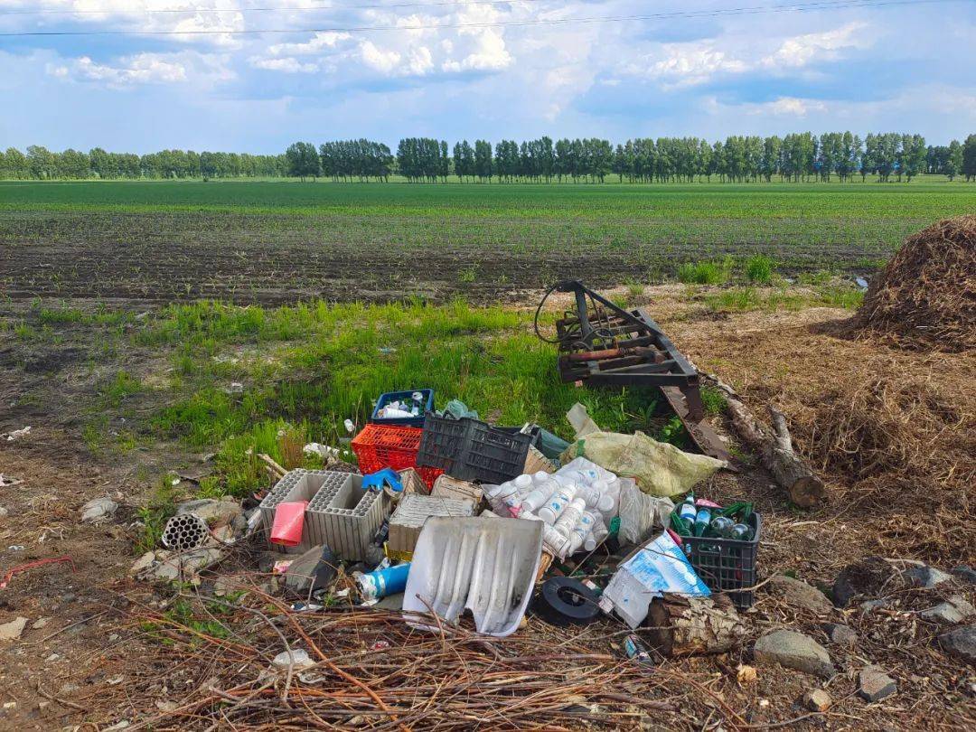 金丰村田间地头扔弃的化肥袋,农药瓶,旧锹头金丰村田间地头大量的塑料