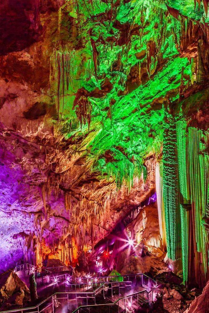 在灯光的照射下显得更加神秘里面的溶蚀形态千奇百怪" 中国 最美的