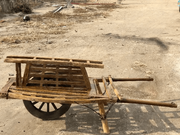 这种木质的独轮手推车,是那个年代农村的劳作工具