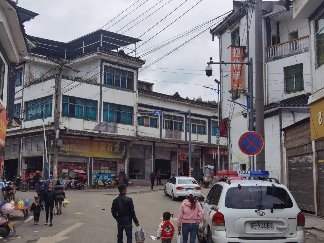 2,观音洞镇街面黄泥路口逆行电子抓拍3,观音洞镇街面广场处逆行电子