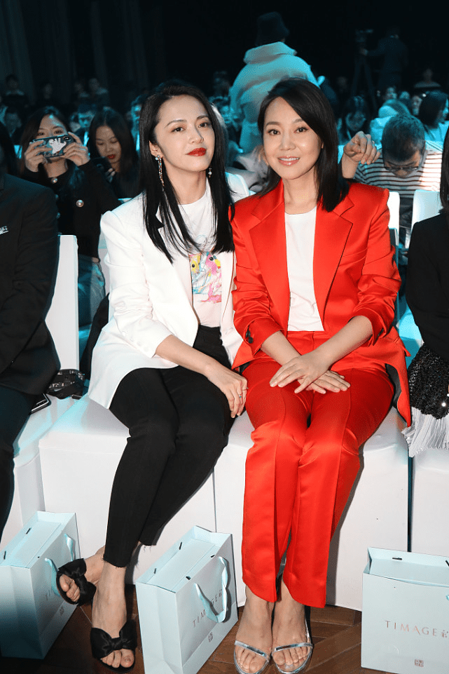 姚晨和闫妮并肩坐着,同穿西装套装看不出相差8岁,气质太重要了_白色