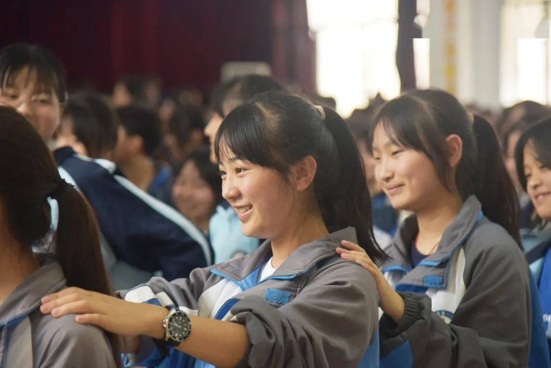 省未管所(贵定监狱)心理矫治民警彭春燕根据贵定一中学生的身心特点