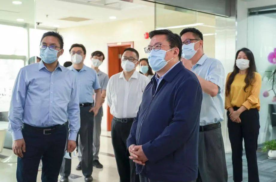 赵嘉鸣到人民日报社上海分社走访调研看望国际金融报编辑记者