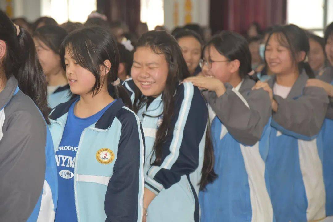 省未管所(贵定监狱)心理矫治民警彭春燕根据贵定一中学生的身心特点