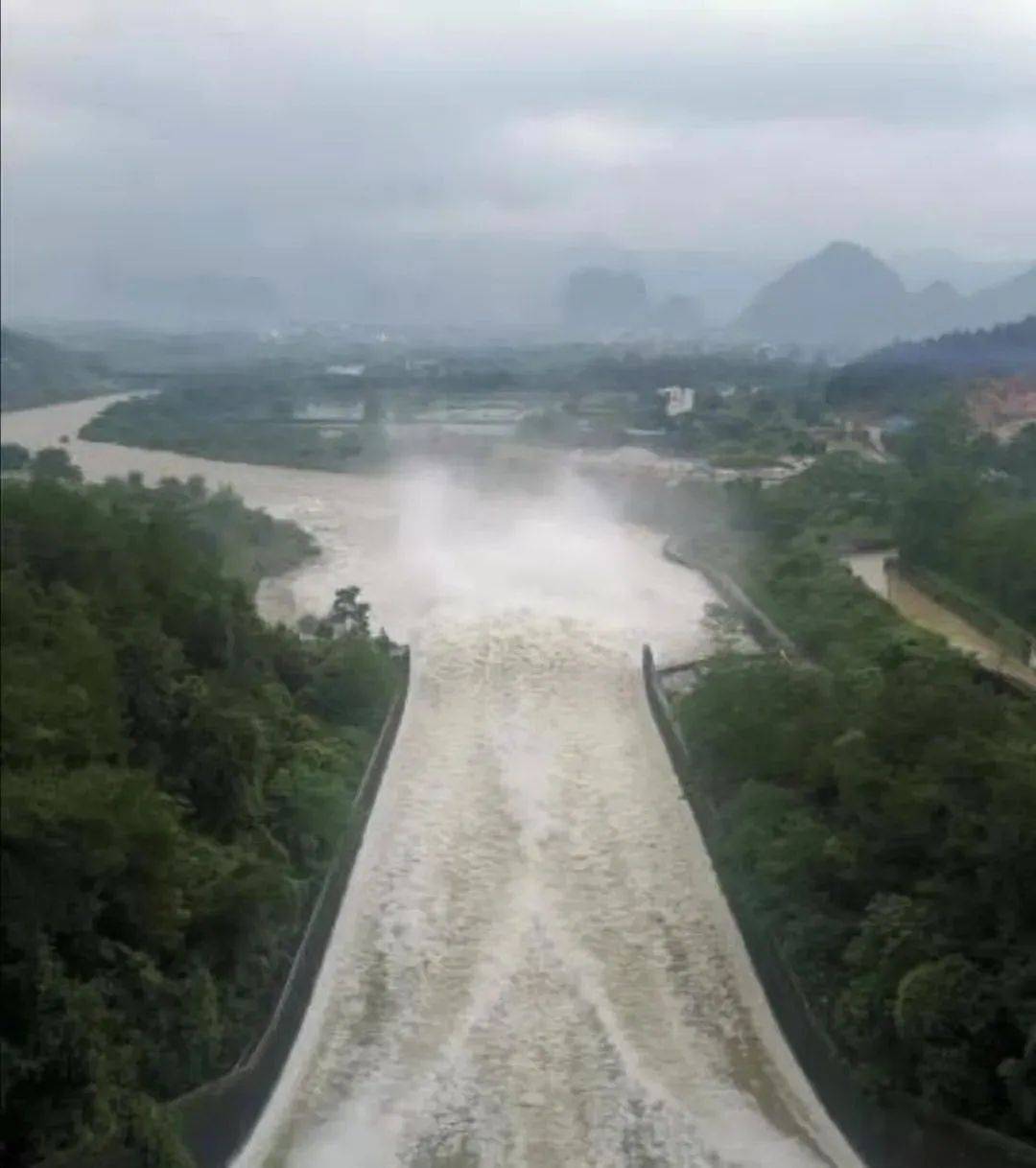 我市建设的青狮潭,小溶江,斧子口等漓江上游水库群发挥吐纳功能,在