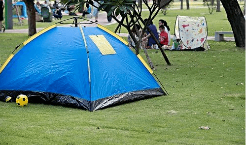 广州喜欢露营的朋友注意：“公园草坪搭帐篷需预约”！