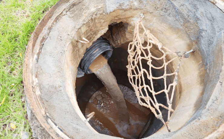 广州一河涌排水口排出大量污水,最新回应→_工地_污染_雨水