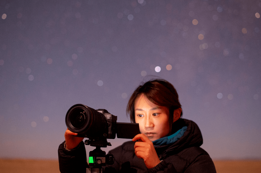 叶梓颐在内蒙古乌力吉拍摄星空7年前,叶梓颐辞去了外企广告公司的高薪