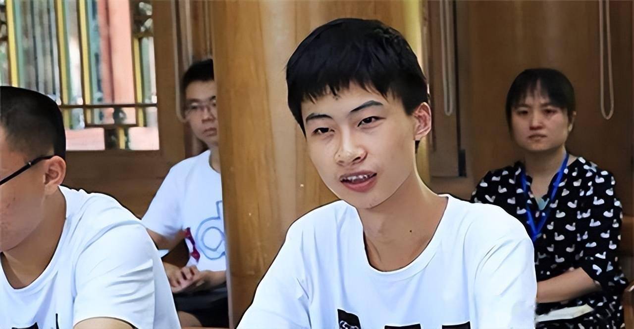 2017年河北高考状元庞众望父母双残捡过破烂以744分考上清华