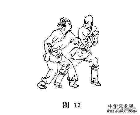 我繼續向右轉體180度,右臂屈肘以肘尖為著力點橫擊其胸,對方必仰面