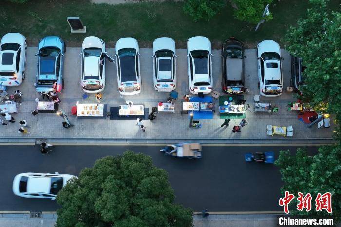 民众走进南京大报恩寺遗址感受城市烟火气