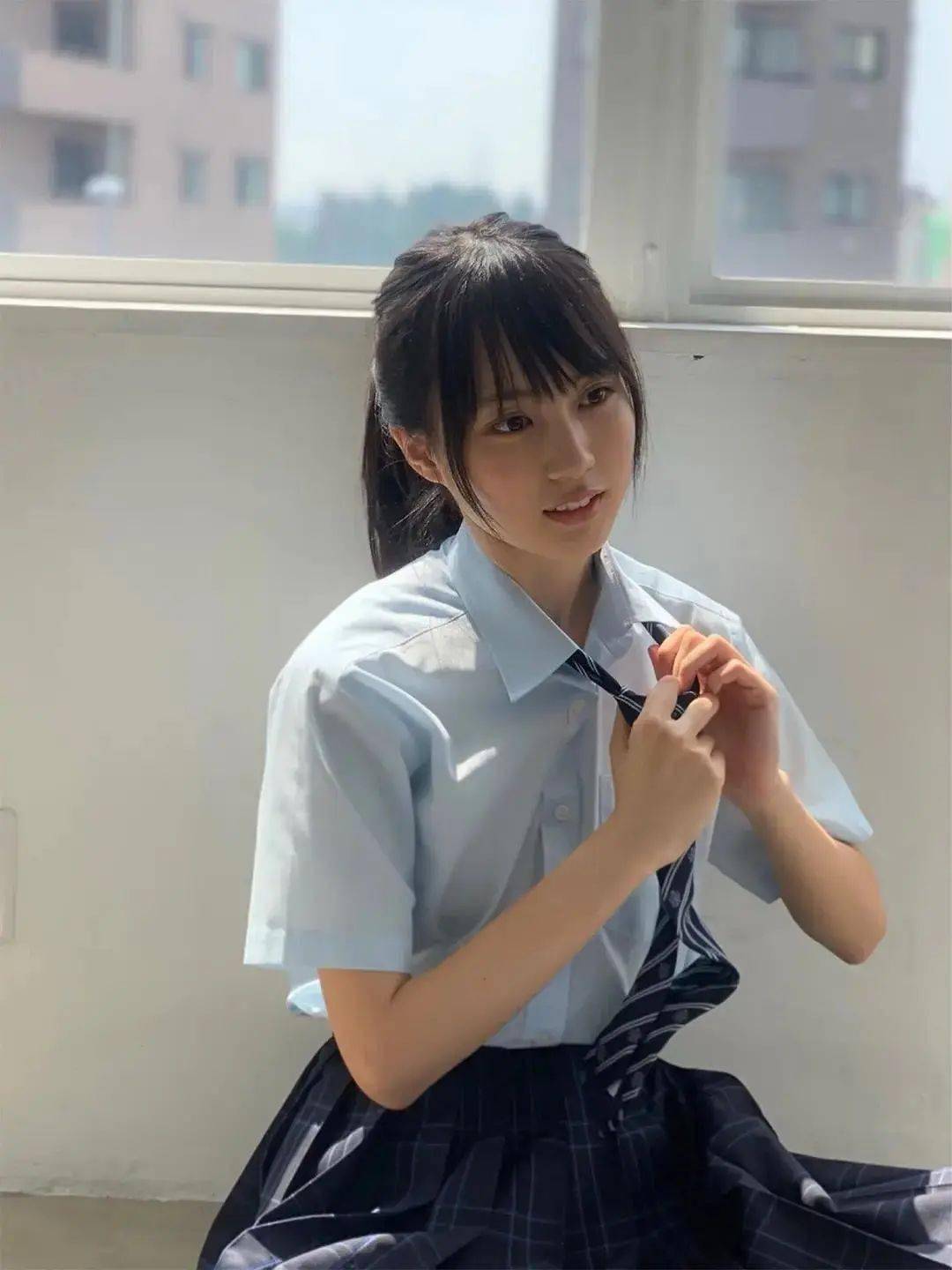 从贺喜遥香身上似乎可以看到许多日本女星的影子和土屋太凤和有村架