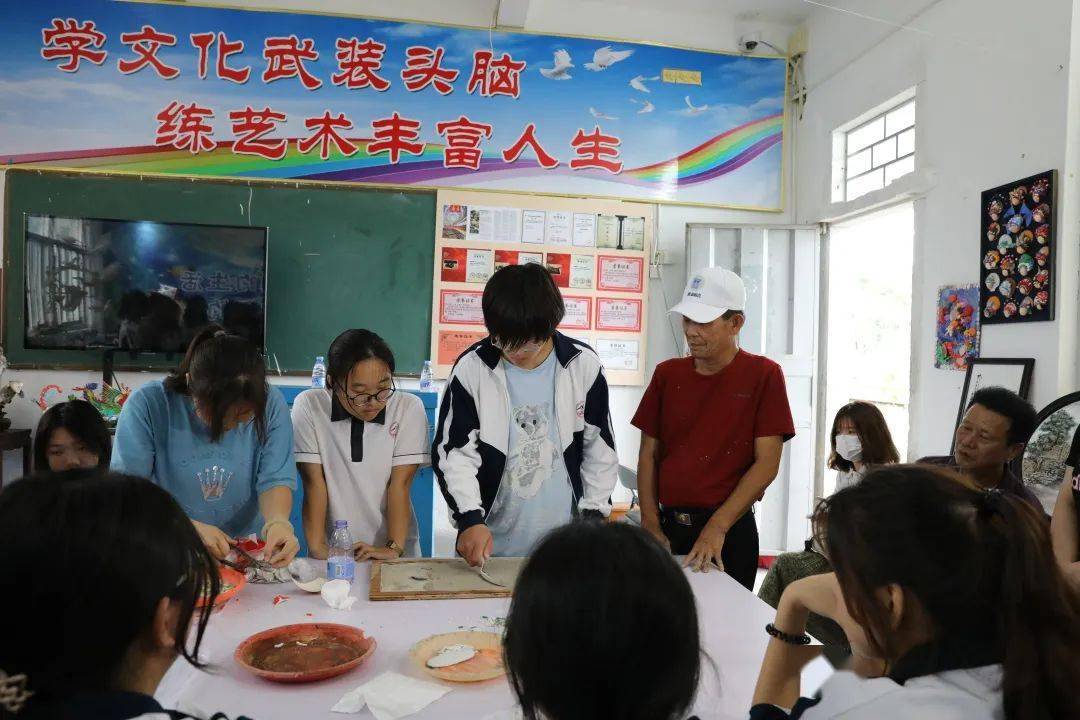 6月10日下午,汫洲中学的学生们认真听着手工艺人蔡炳烈讲述嵌瓷,灰搪