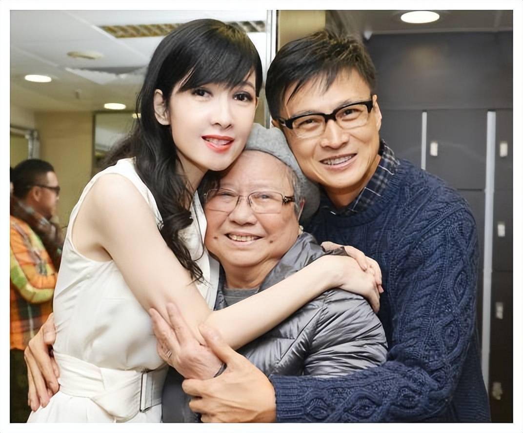 周慧敏夫妻罕见同框两人冻龄不显老但貌合神离一点不恩爱