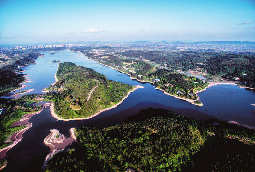 四川省内江隆昌市古湖街道古宇村,在农家小院推窗远眺,夕阳映照下的