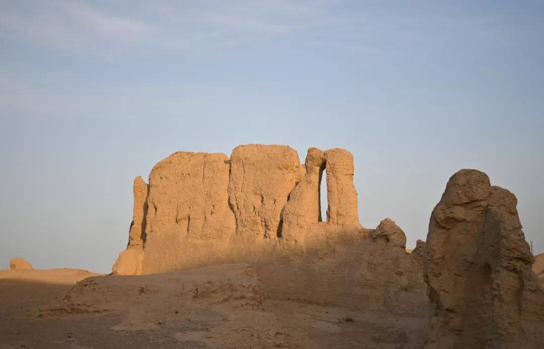 保存最完好的生土建筑遗址这一大片看似不起眼的"土堆"四周崖岸壁立