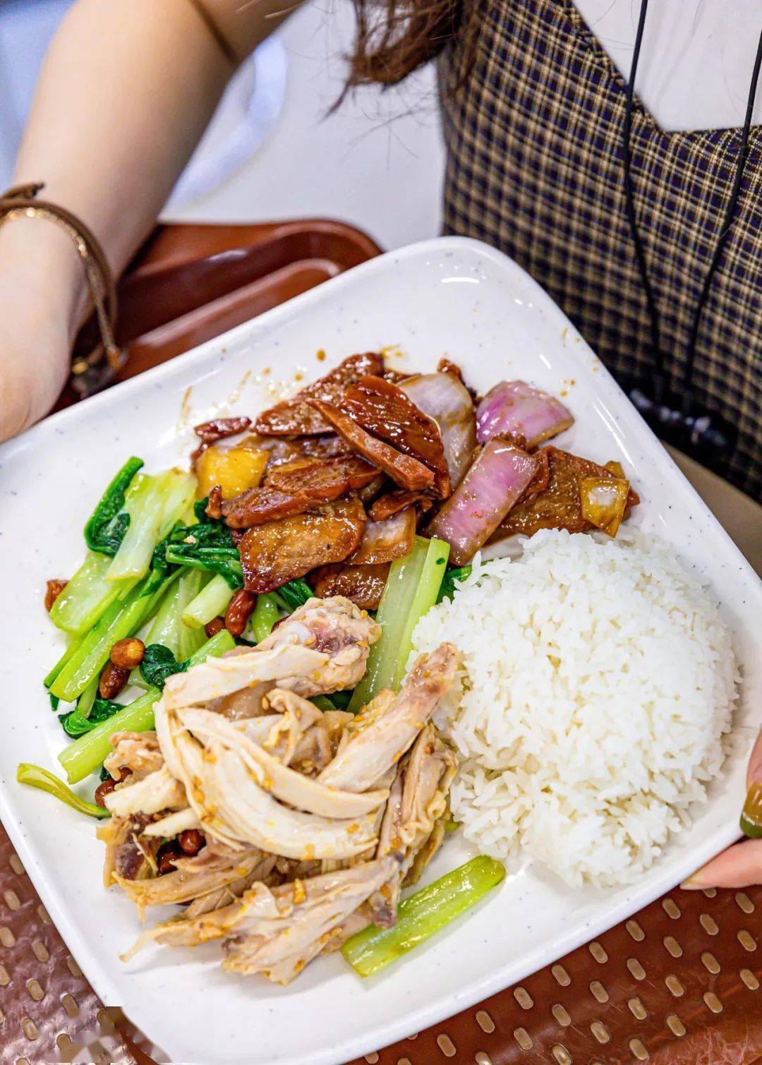 盐焗手撕鸡,秘制叉烧,黑椒鸡扒,辣子鸡,咖喱鸡排.而且