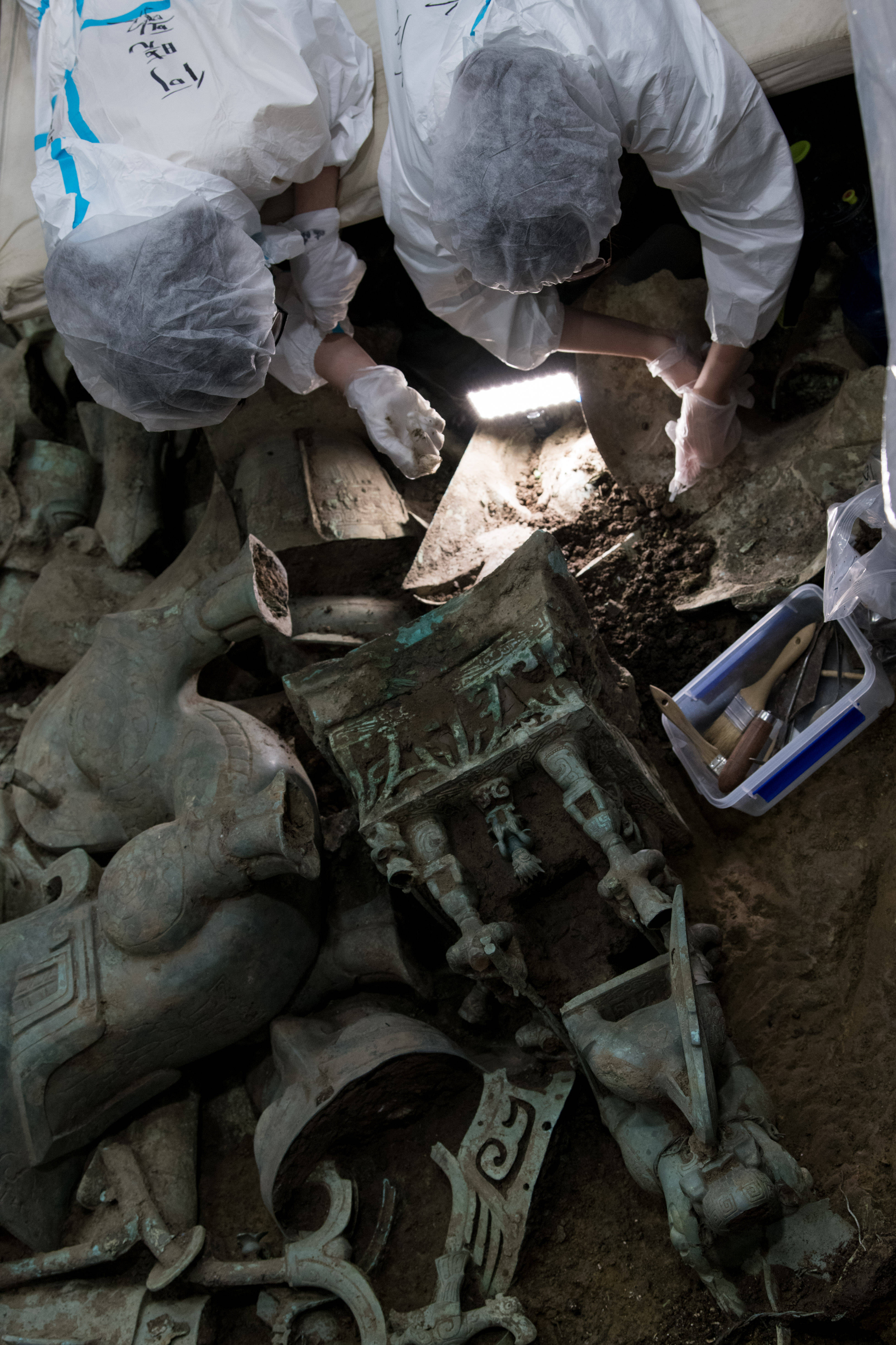 在三星堆遗址8号祭祀坑,考古队员在进行挖掘工作(5月31日摄)