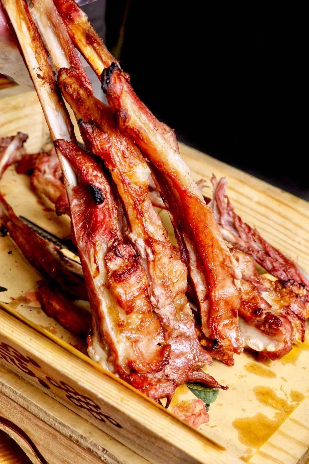 内蒙古风情萨日朗烧烤108元享萨日朗羊排啤酒套餐羊排1份烤面筋3串