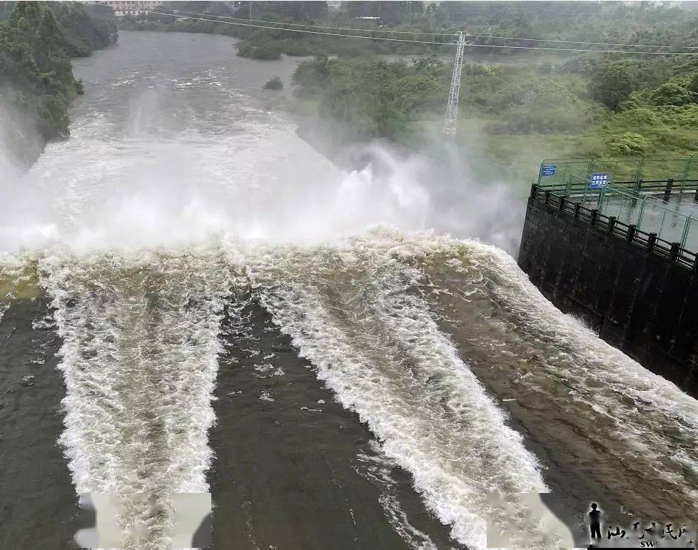 震撼 公平水库泄洪壮观场面