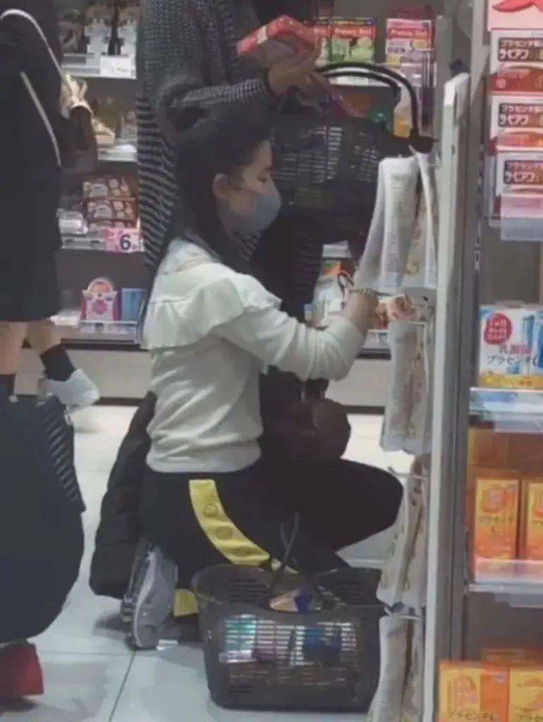 路人拍到刘亦菲蹲地上选物细节里藏着真实素养这才是真漂亮