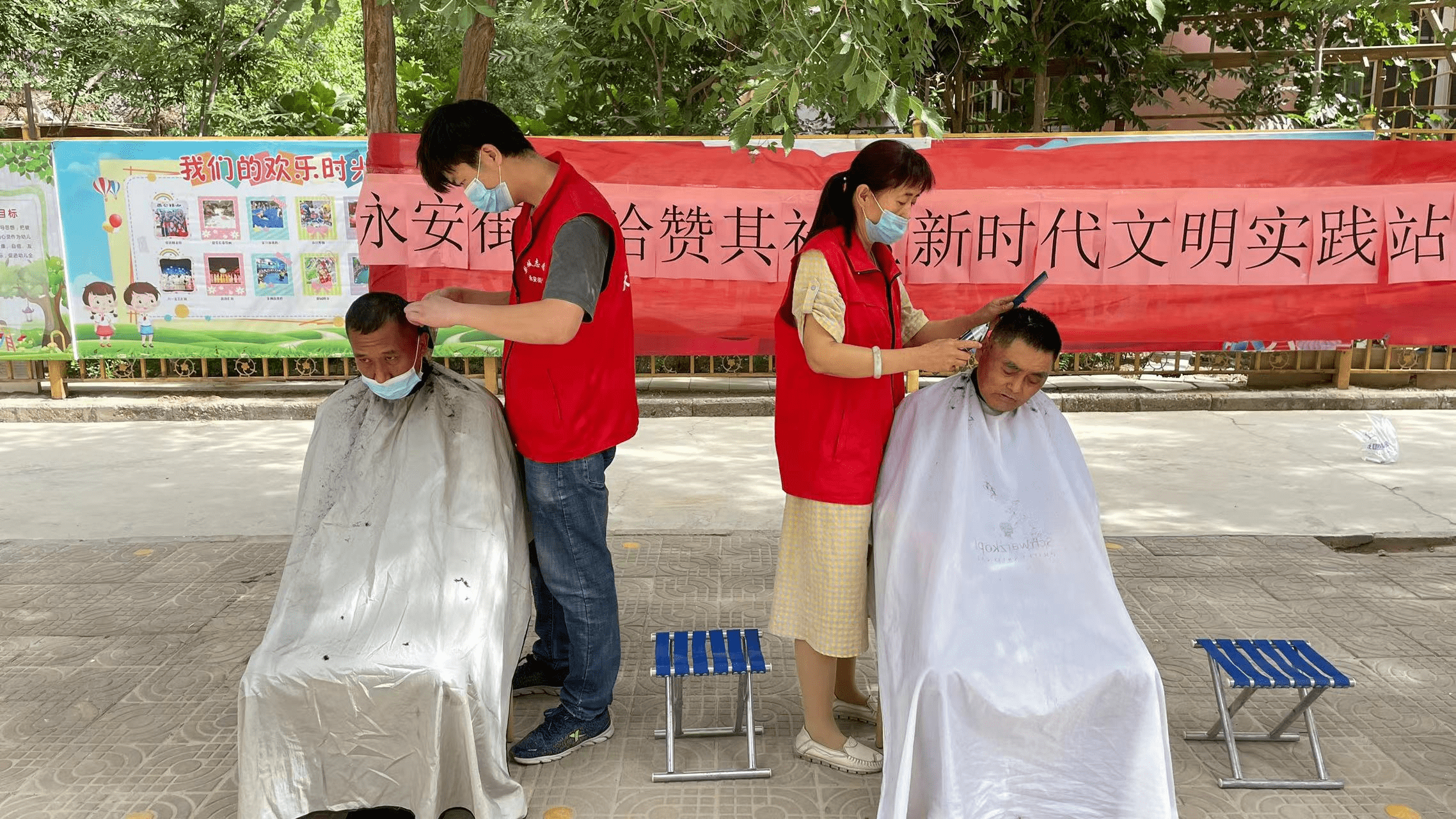 永安街道哈赞其社区父亲节理发献爱心