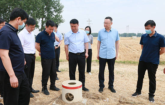 6月10日上午,县委副书记,县长朱暑光先后到文吴干渠,莲花镇马湾闸,章