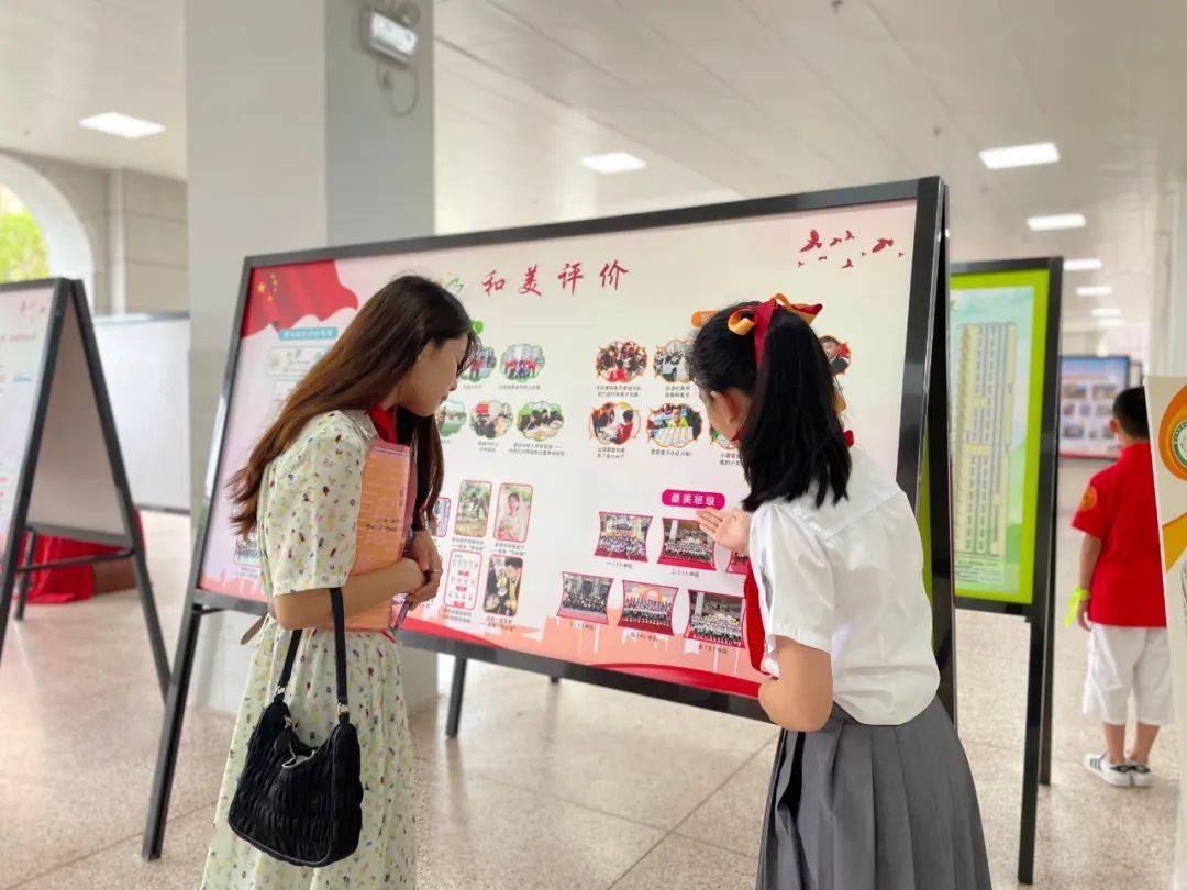 一起到现场看看青阳教育办各小学在会场外摆放了"红领巾奖章"活动展板