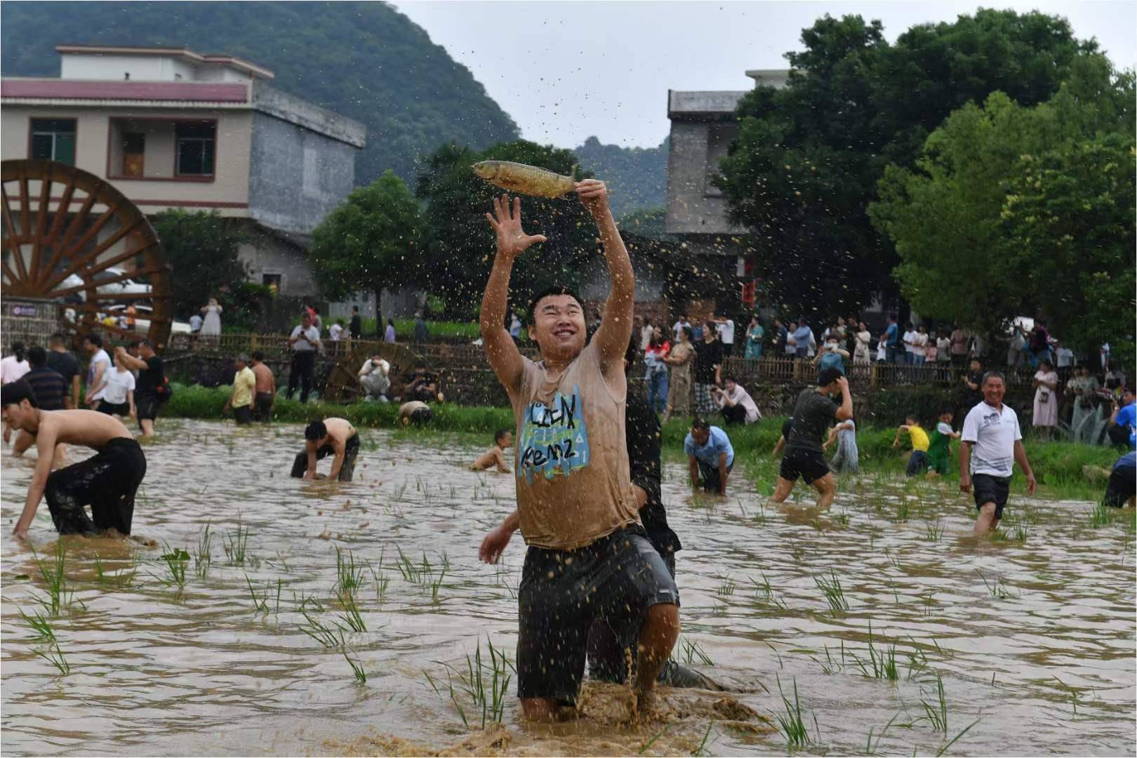 勾蓝瑶寨洗泥节图片