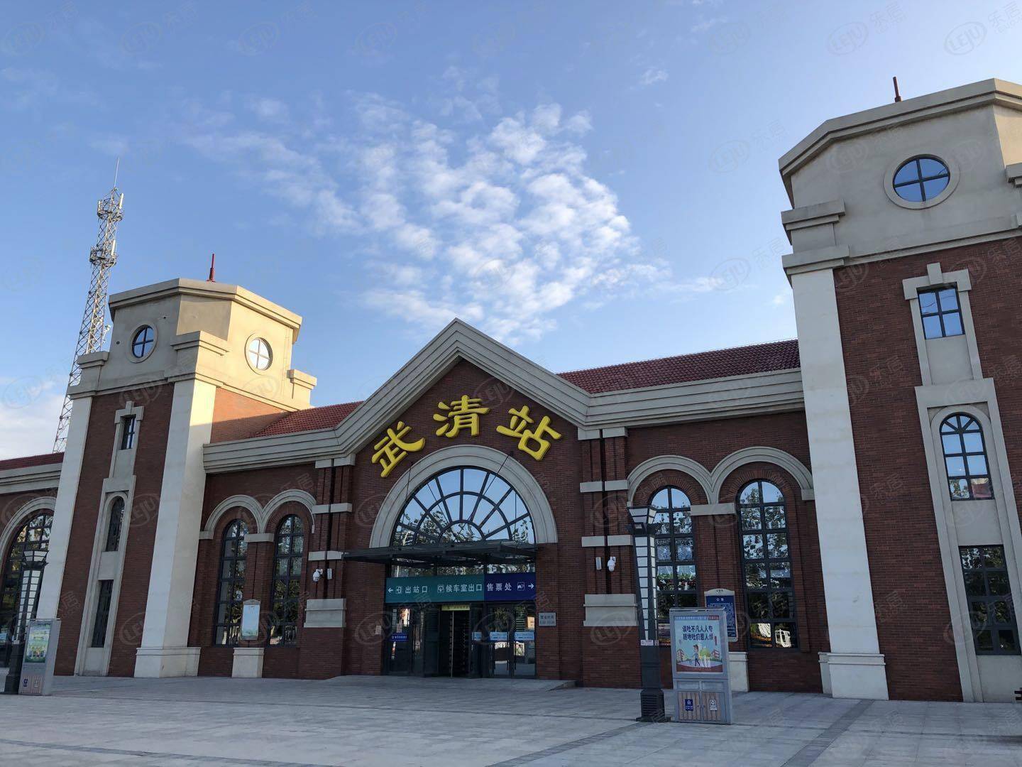 有738路公交线,沿途可达南湖第一小学,杨村,佛罗伦萨,武清高铁站等地