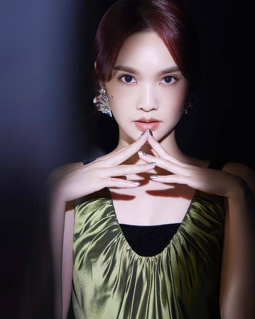 杨丞琳声生不息献唱越难越爱墨绿色吊带裙造型宛如夏花