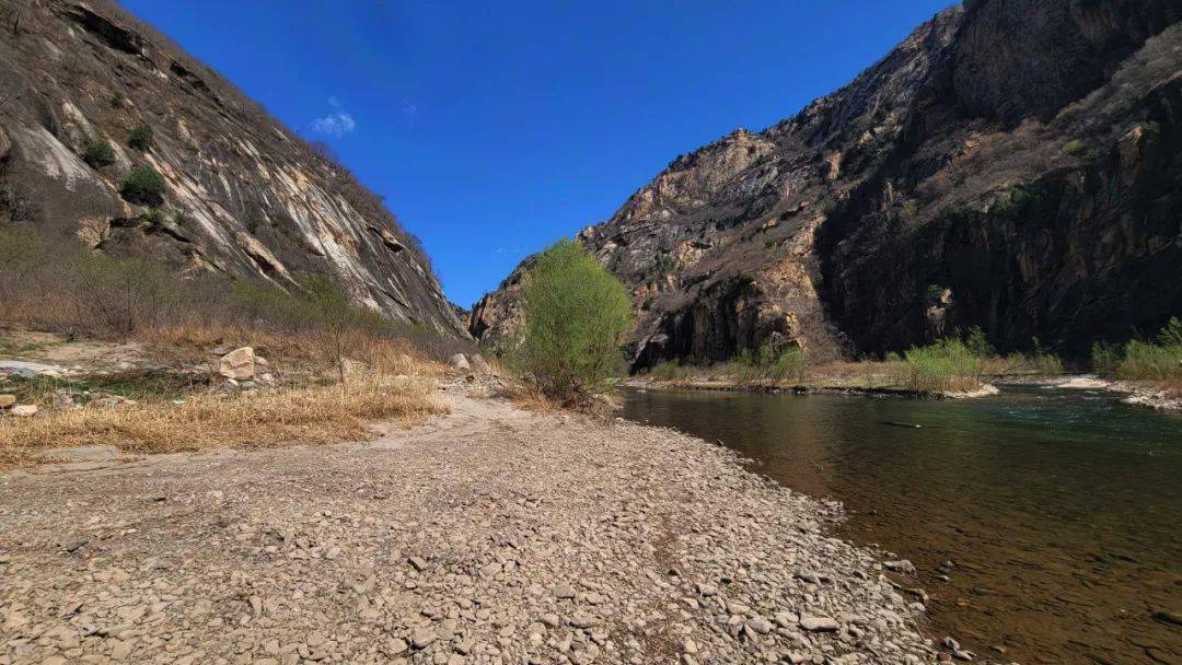 白河峡谷是从延庆区东北旧县境内的白河堡水库,经过怀柔,流向密云水库