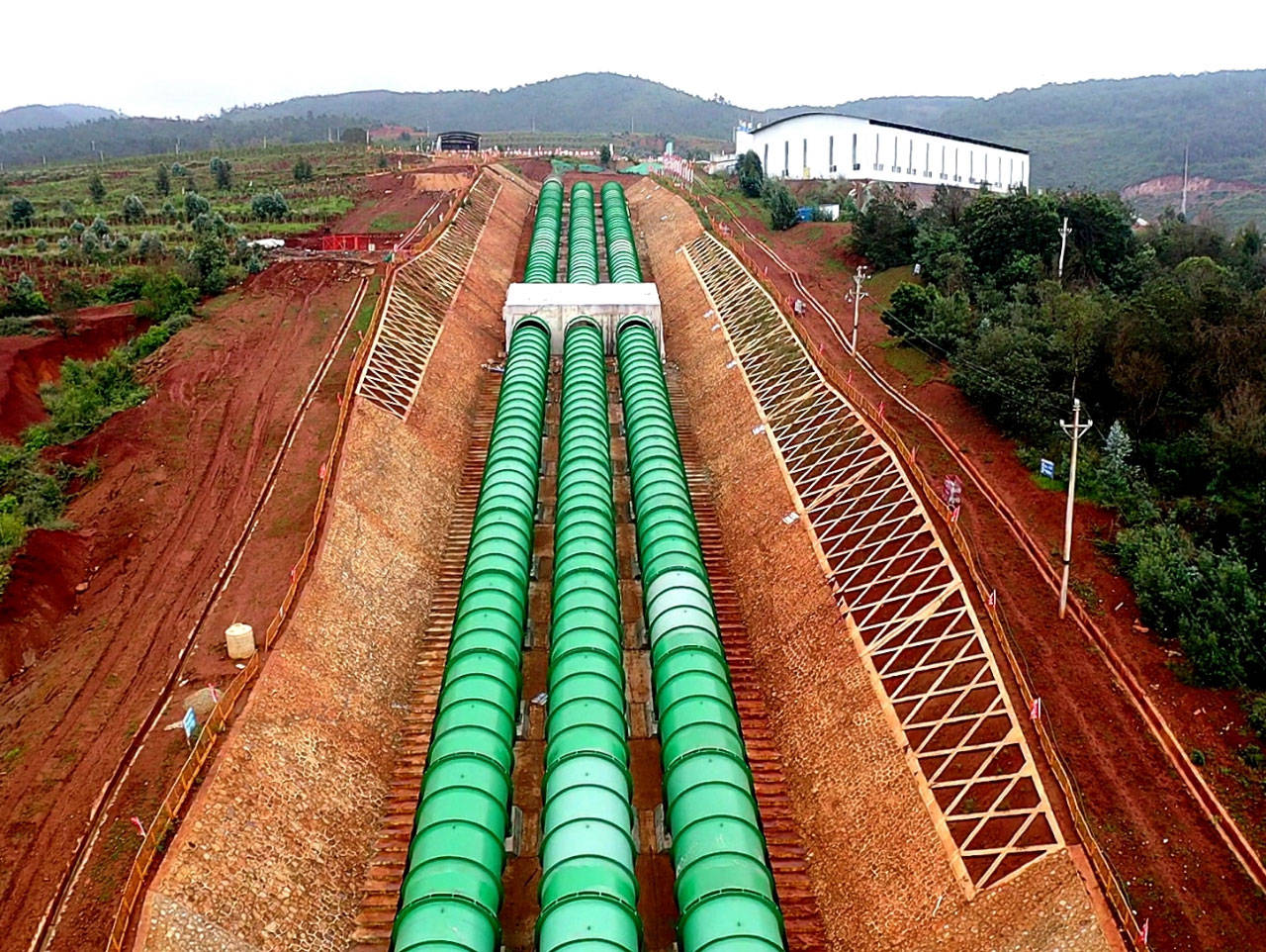 的单体"倒虹吸"引水工程最长斜坡段压力钢管成功安装_施工_台车_管节