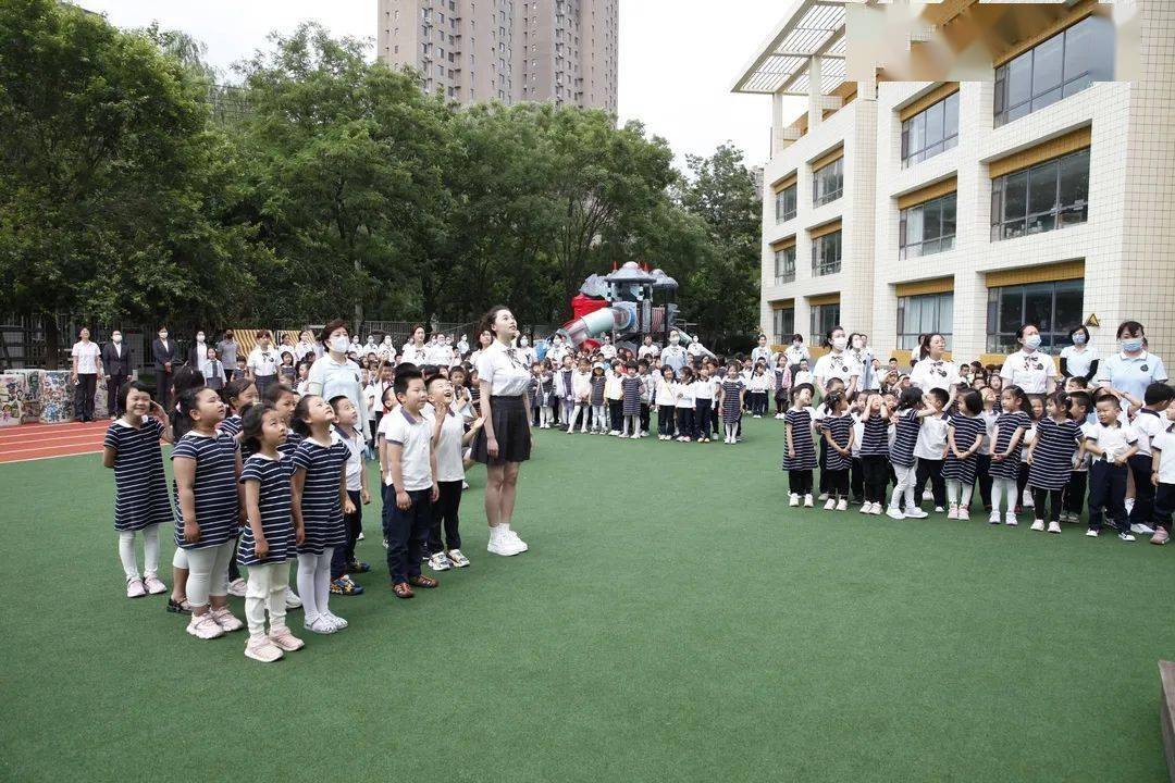 我们再出发东北育才幼儿园举行复园后首次升旗仪式