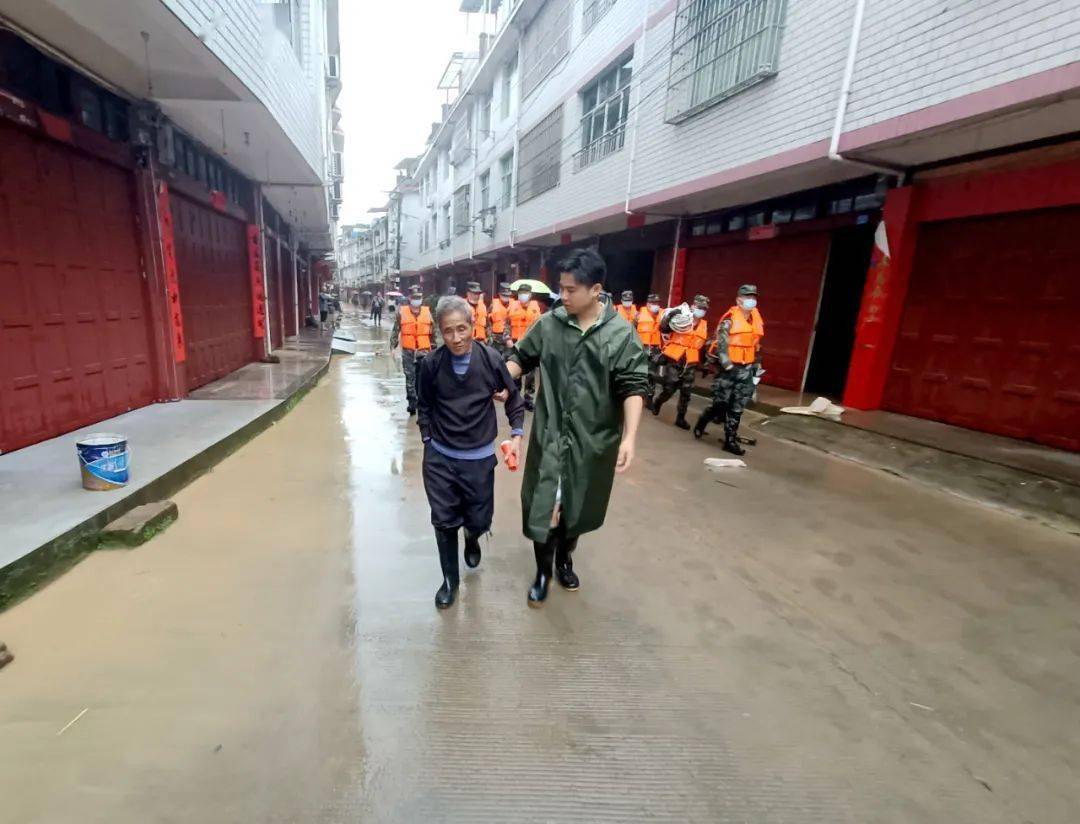 小陶镇的领导干部穿着雨鞋对重点人员一户一户的排查,几十名当地武警