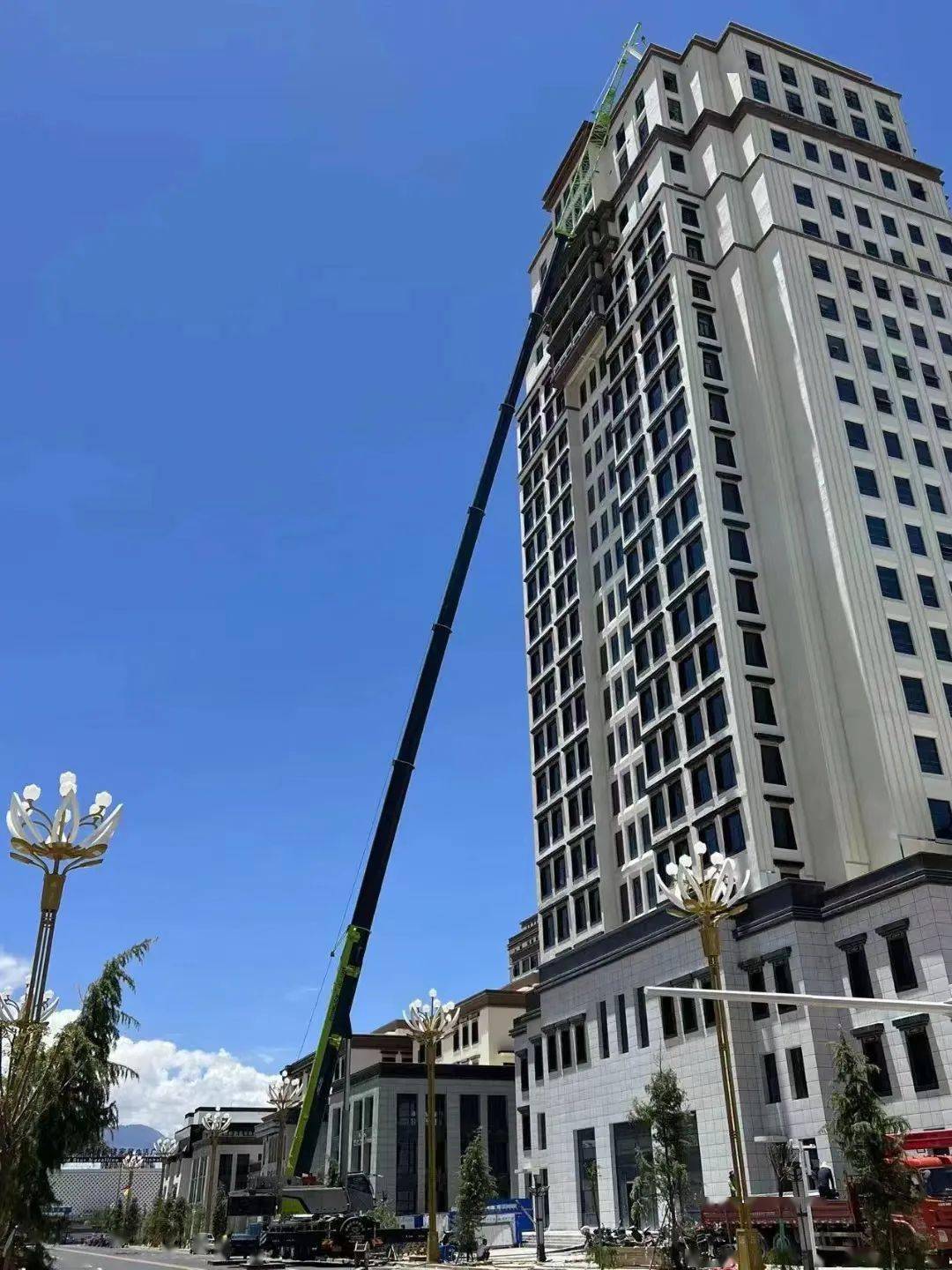 登峰造极丨zat2000e753助力拉萨在建最高楼吊装