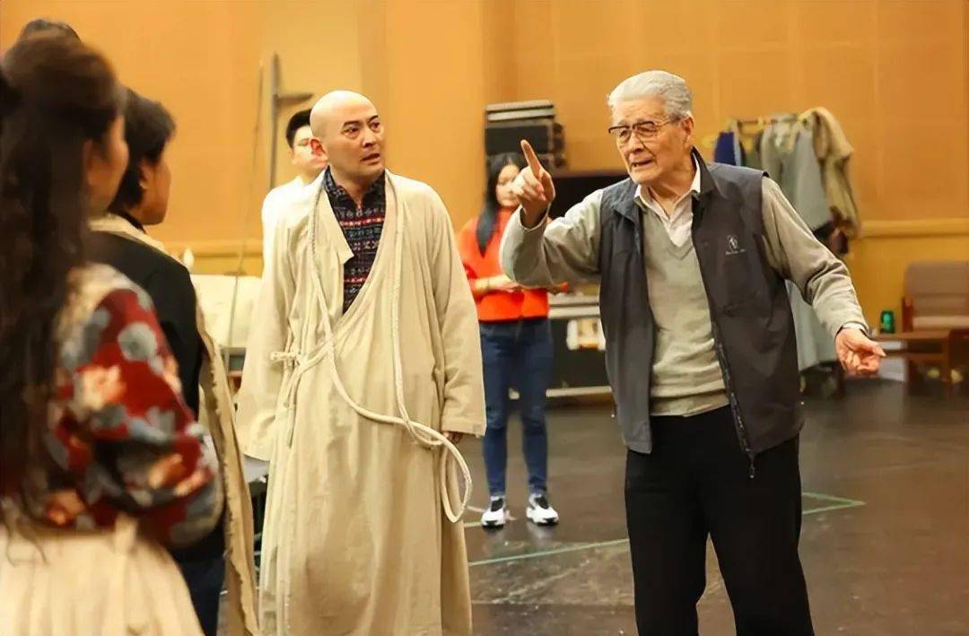 家人将会低调办理后事,我们也是希望蓝天野老师能够一路走好,家人节哀