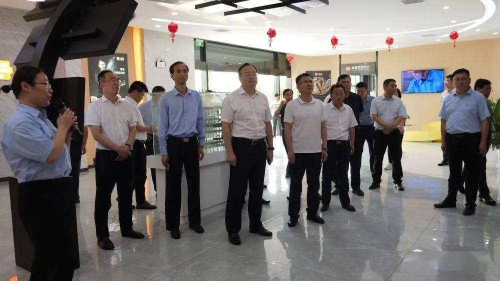 县委常委,副县长马占民,杨杰及宜兴市委常委,常务副市长周峰,宜兴市副