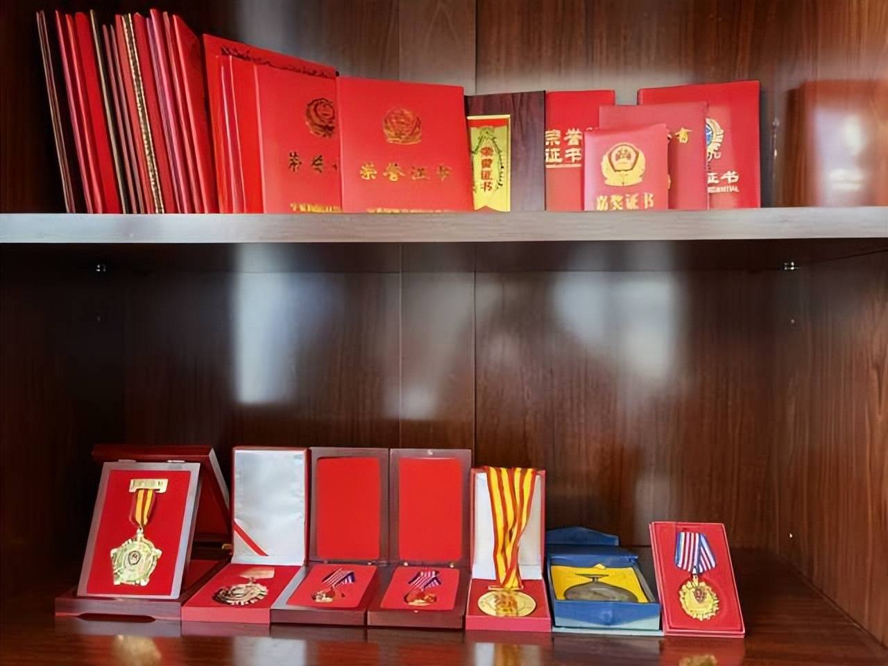 而在郭明生前的办公室里,柜子里的荣誉证书和奖章摆放得整整齐齐,桌子