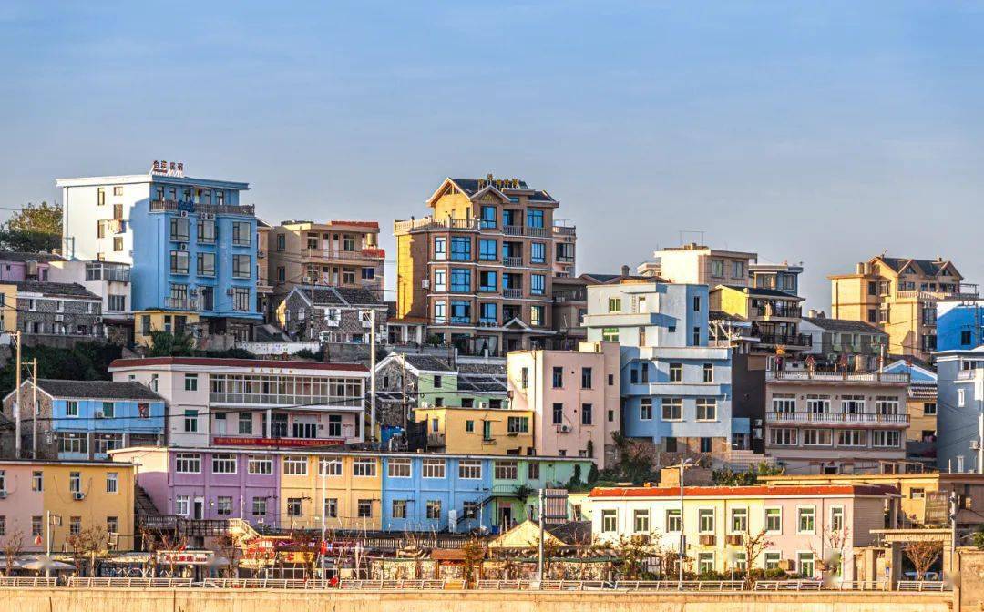 暑假带娃打卡浙里彩虹村!个个美得不重样_童话_鸡山_洞头